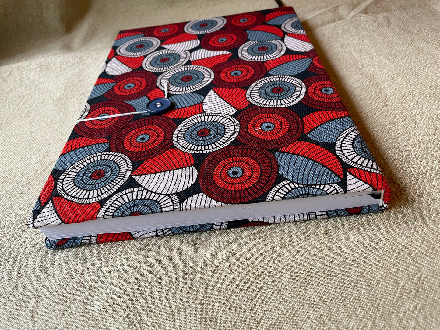 2025 Diaries : A4 Day-to-Page - Red and Blue Gumnuts