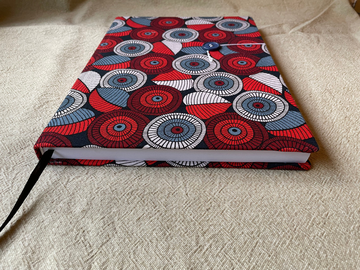 2025 Diaries : A4 Day-to-Page - Red and Blue Gumnuts